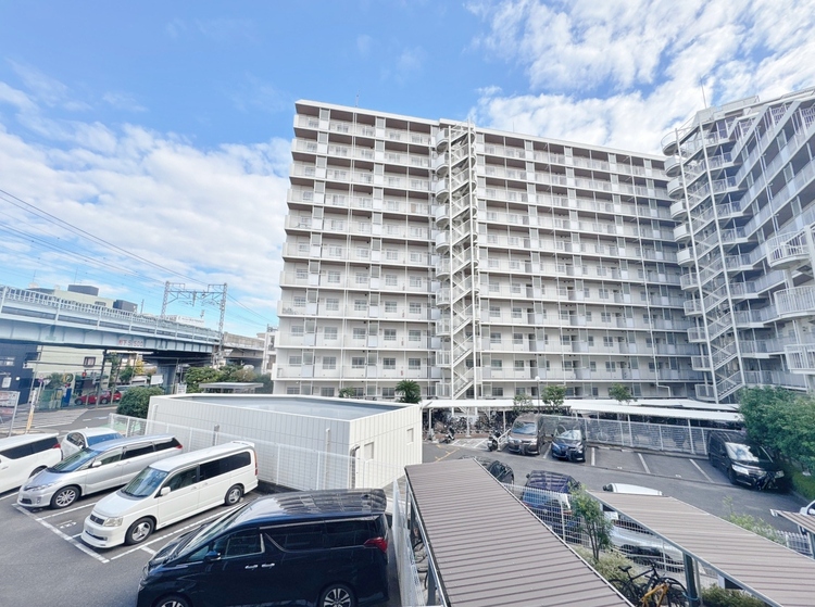 バルコニー 窓を開けると広がる青空。心をリフレッシュして日々を過ごしていきましょう。