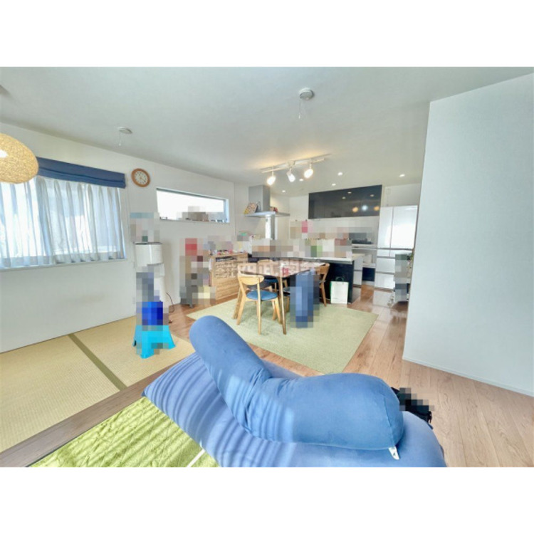 居間 柔らかな光が射し込む家族団らんのＬＤＫ