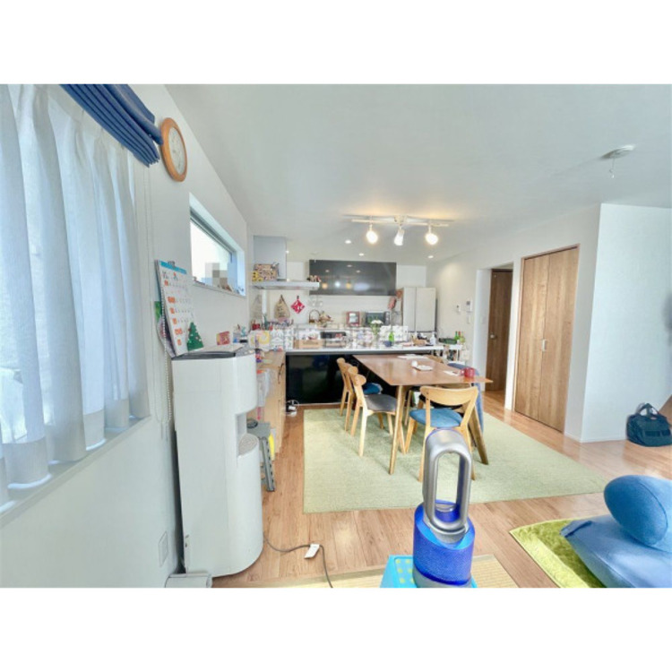 居間 17.9帖のＬＤＫは家族みんなの快適空間です。お食事したりおしゃべりしたり、家族の絆を育むセントラルスペースです。