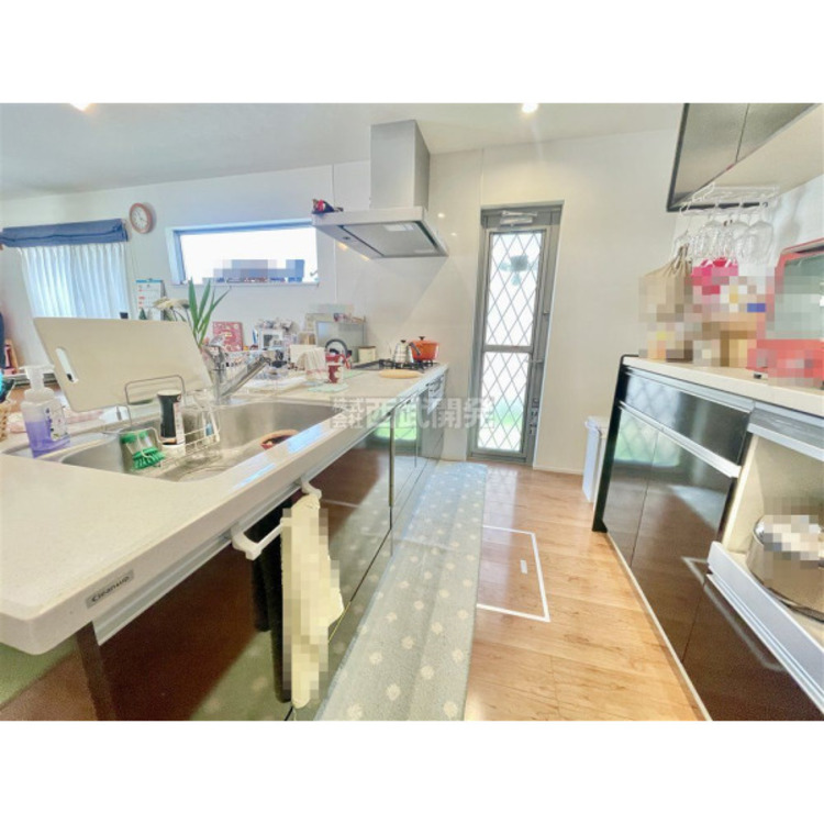 キッチン 料理中もリビングの家族に目が届く対面カウンターキッチン。食器洗い乾燥機付きなので、食後はゆっくり家族だんらんを楽しめます