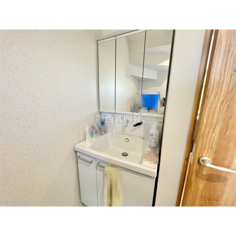 洗面 収納力と機能性に優れた三面鏡洗面化粧台です。鏡の裏は収納スペースになっていますので、すっきり清潔に保てます。