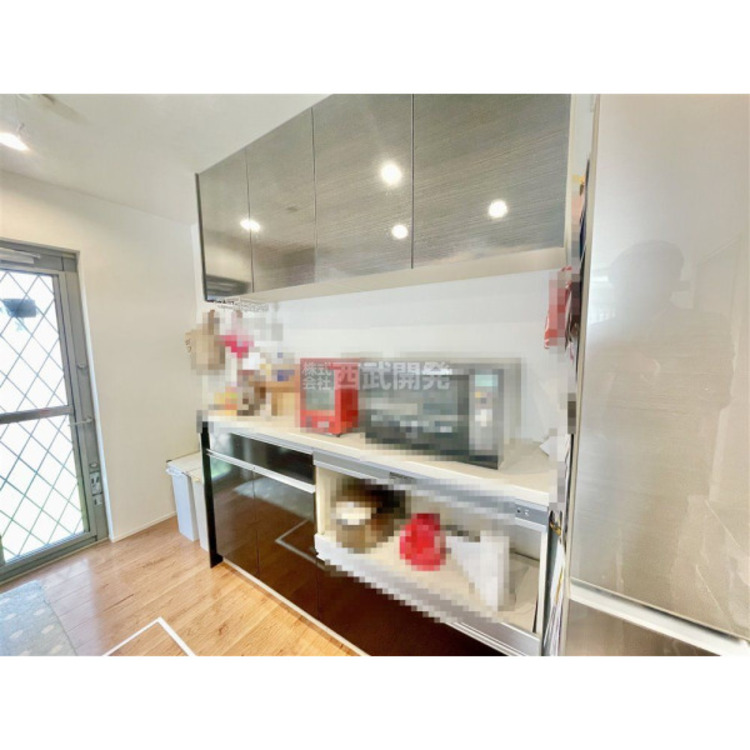 設備 キッチンの後方には、食器入れとキッチン収納付。物が多くなりがちなキッチンもすっきり収納可能。