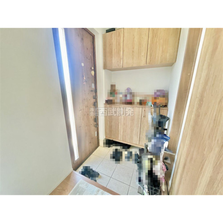 玄関 大きなシューズボックス。中の棚板は可動式なのでブーツや長靴なども楽々収納できます。