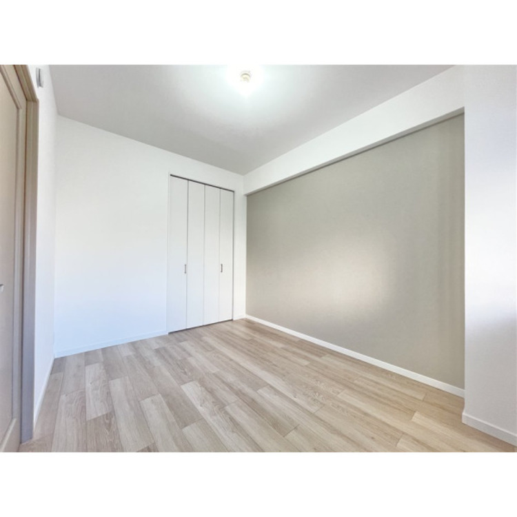 内装 洋服などをすべて収納して室内空間は広々快適