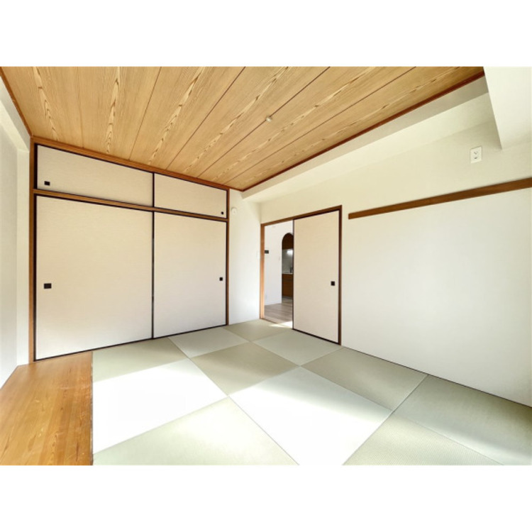 内装 一室はあると嬉しい和室。客間としてはもちろんのこと、小さいお子さんのプレイルームとして大活躍です。