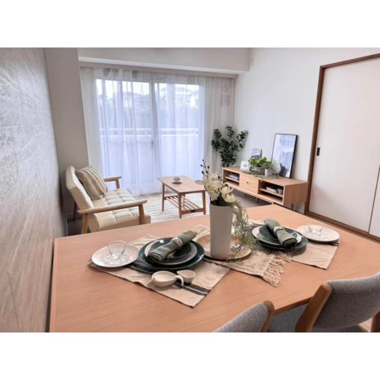 居間 ＬＤＫは家族みんなの快適空間です。お食事したりおしゃべりしたり、家族の絆を育むセントラルスペースです。