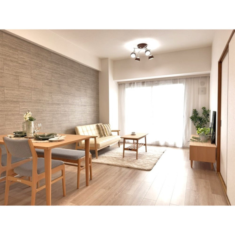 居間 家具・照明器具付きもリビングダイニング/柔らかな光が射し込む家族団らんのＬＤＫ