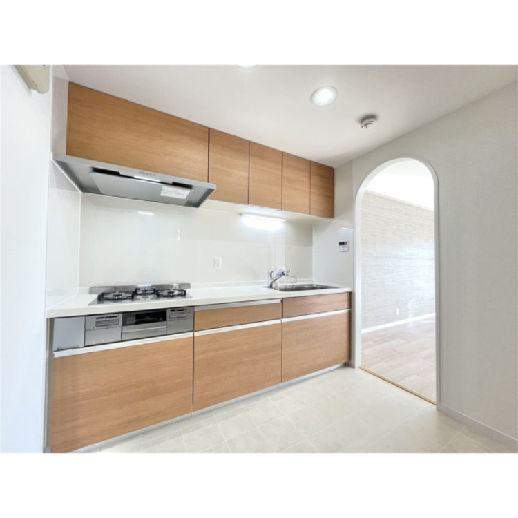 キッチン 吊り戸棚も付いていて収納豊富なキッチンです。