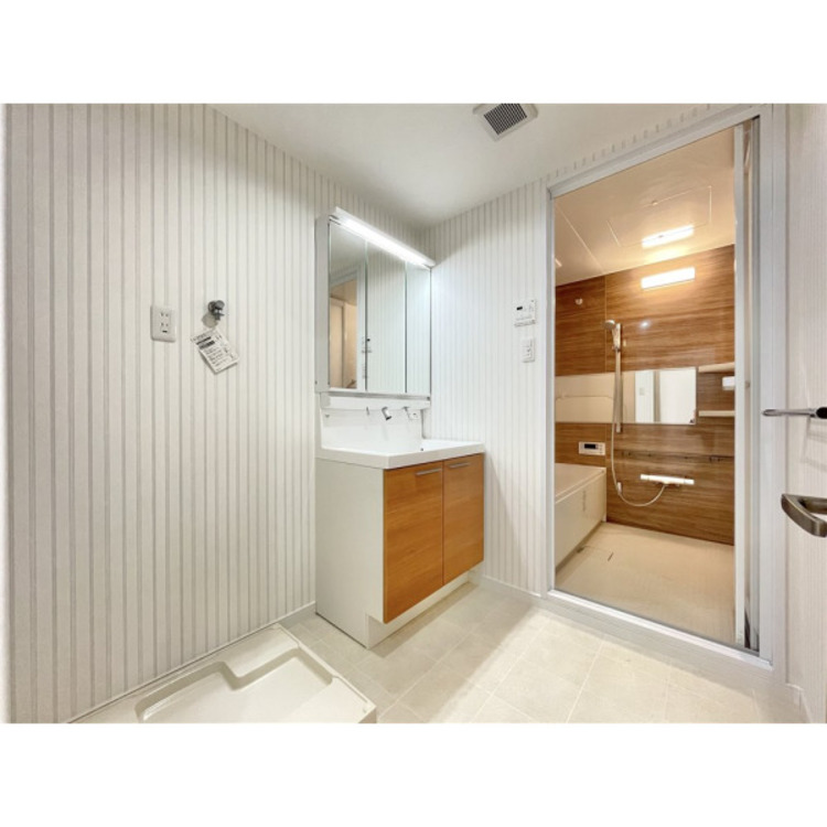 洗面 収納力と機能性に優れた三面鏡洗面化粧台です。鏡の裏は収納スペースになっていますので、すっきり清潔に保てます。