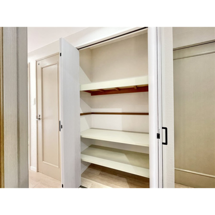 収納 ちょっとした収納スペースは思いのほか頼りになる存在。掃除機入れたりストックヤードにしたり、使い方はアイデア次第。