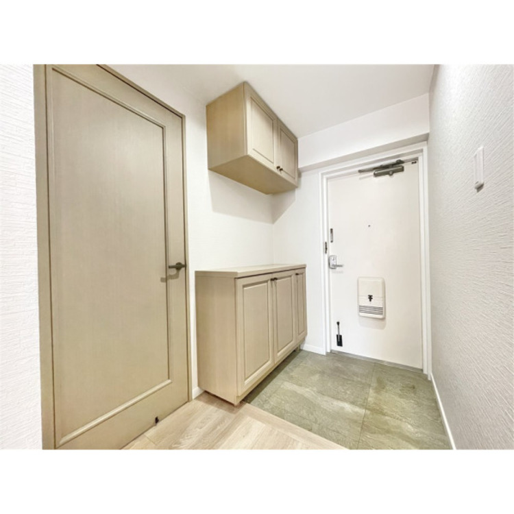 玄関 大きなシューズボックス。中の棚板は可動式なのでブーツや長靴なども楽々収納できます。