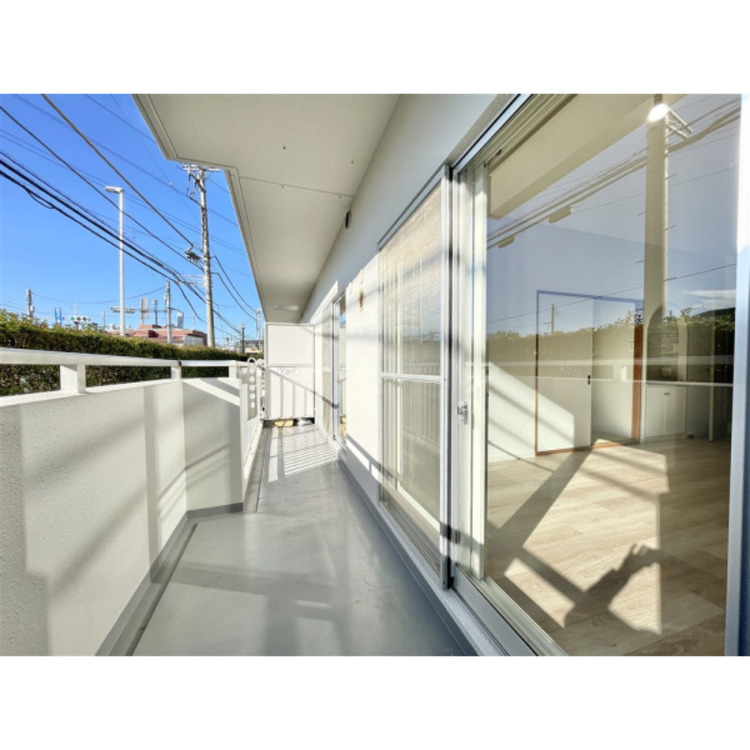 バルコニー 太陽の光が射し込むバルコニーは、洗濯物を干すのが楽しくなりますね。