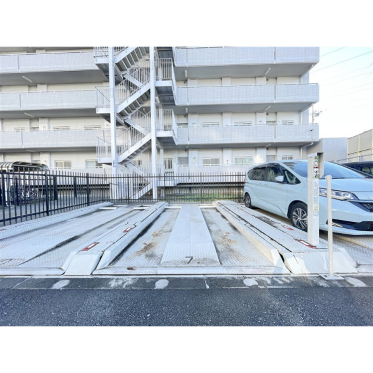 駐車場 専用使用権駐車場は無料です/機械式の上段のためラクラク駐車できます。
