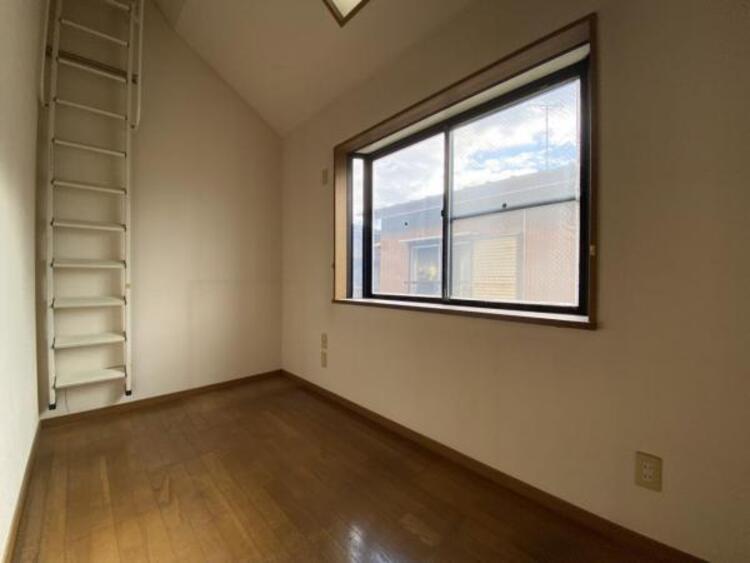 内装 （リフォーム前）各居室にクローゼットがあり、洋服ダンスなどを置く必要がないのでお部屋を広く使えます。