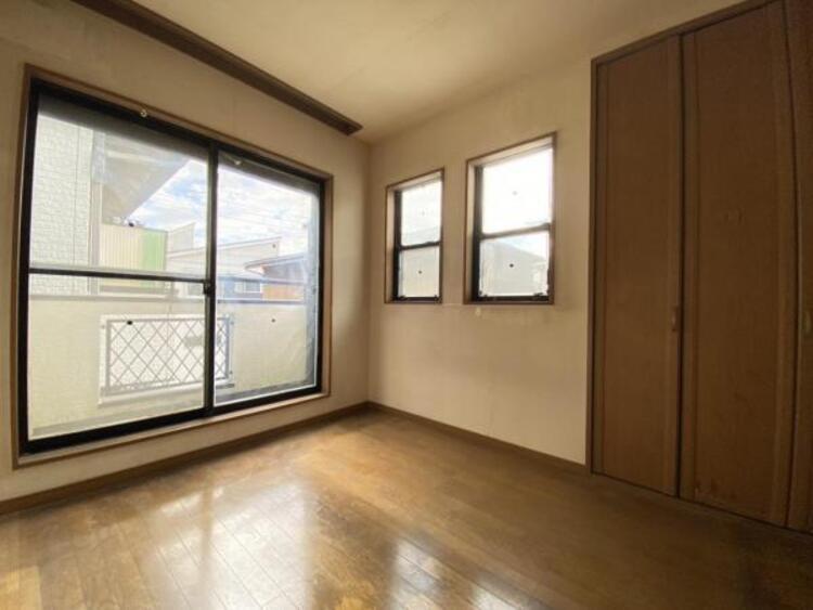 内装 （リフォーム前）居室内に余計な家具を置く必要がないので、シンプルですっきりとした暮らしが実現しています。