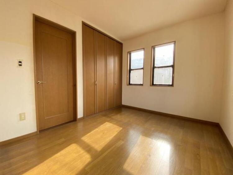 風呂 （リフォーム前）窓からたっぷりと陽光が注がれる、明るく快適なプライベート空間となっています。