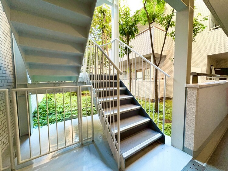 その他 共用部の階段です。明るく清潔に管理されています。