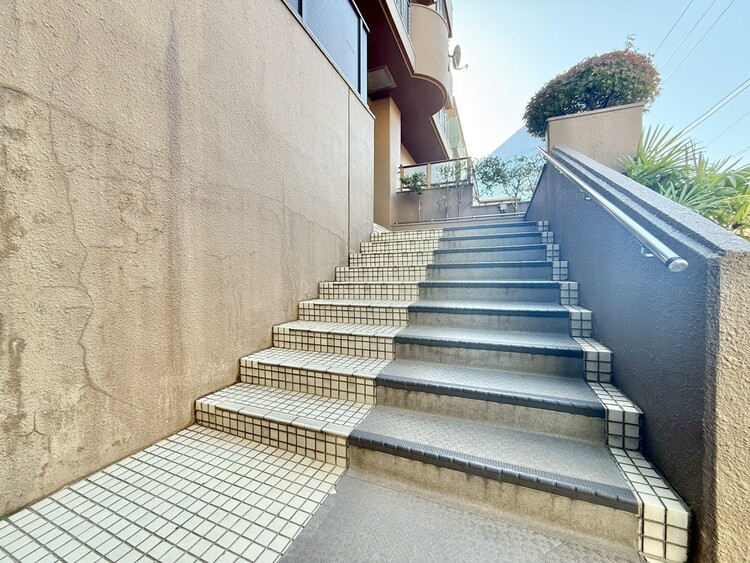 その他 共用部の階段です。明るく清潔に管理されています。