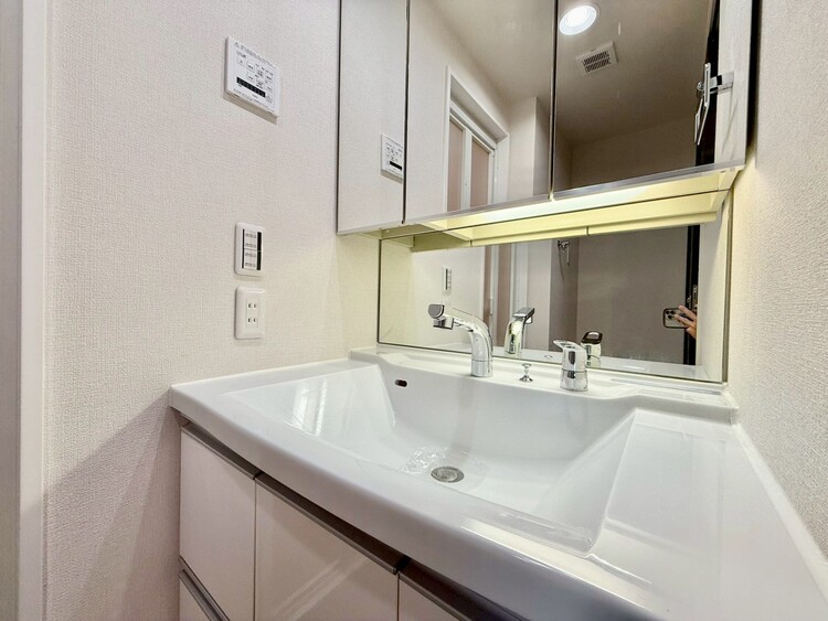 その他 清潔感を感じられる洗面化粧台。