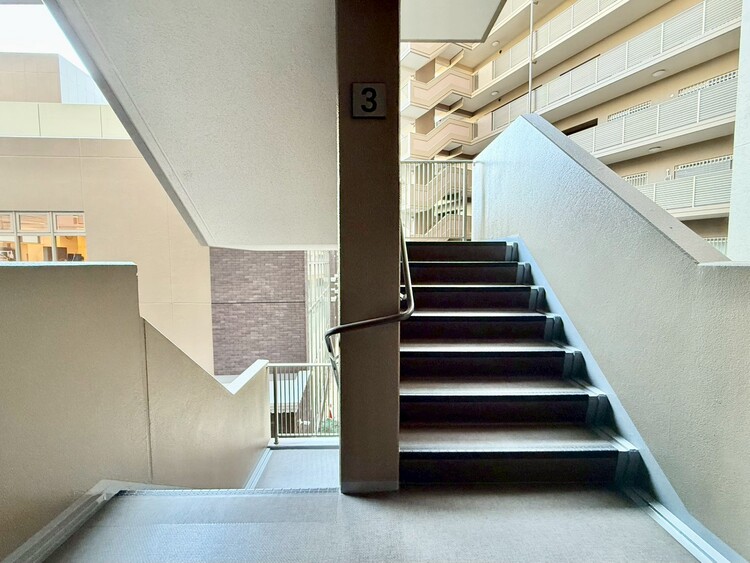 その他 共用部の階段です。明るく清潔に管理されています。