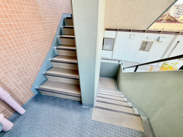 その他 共用部の階段です。明るく清潔に管理されています。