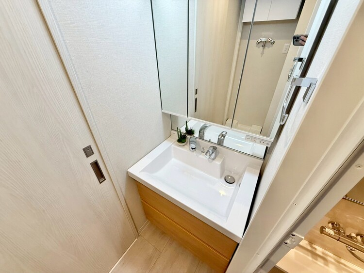 その他 清潔感を感じられる洗面化粧台。