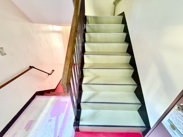 その他 共用部の階段です。明るく清潔に管理されています。