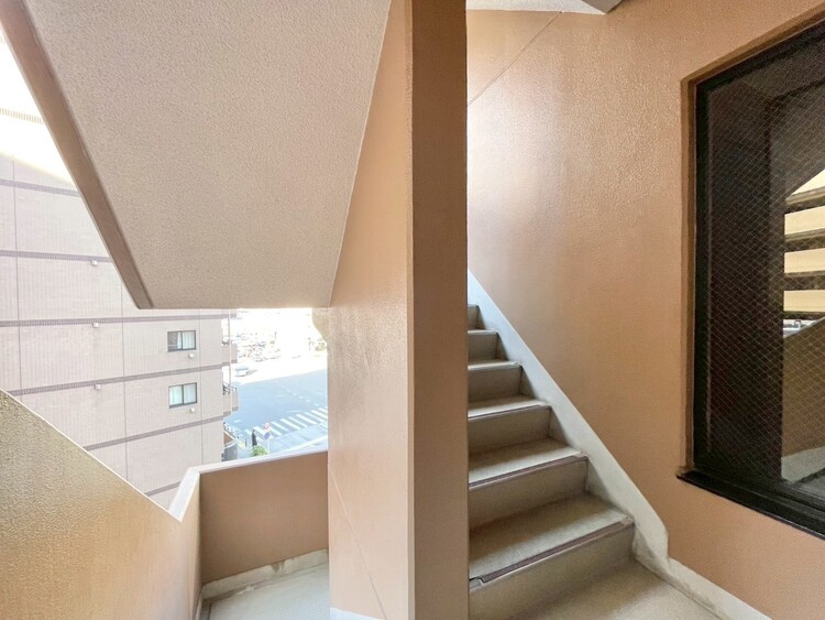 その他 共用部の階段です。明るく清潔に管理されています。