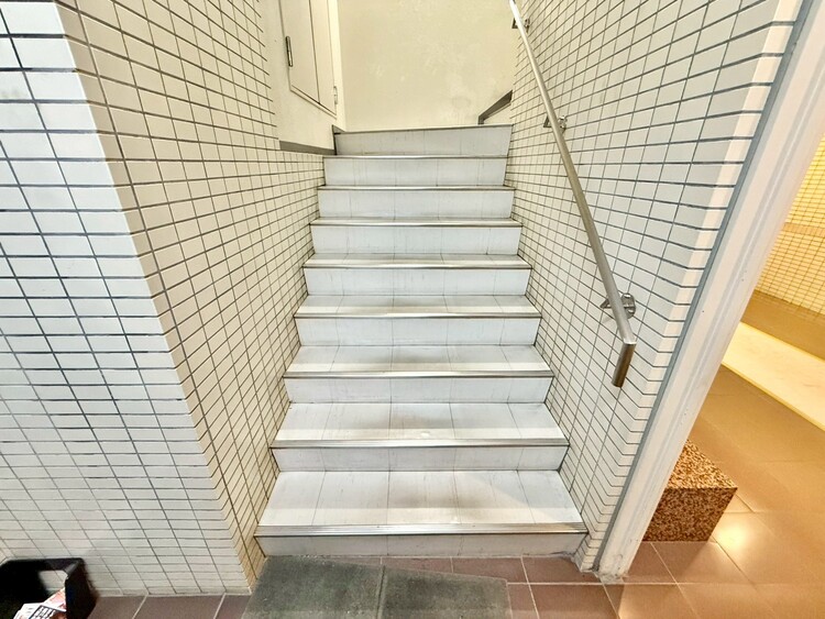 その他 共用部の階段です。明るく清潔に管理されています。