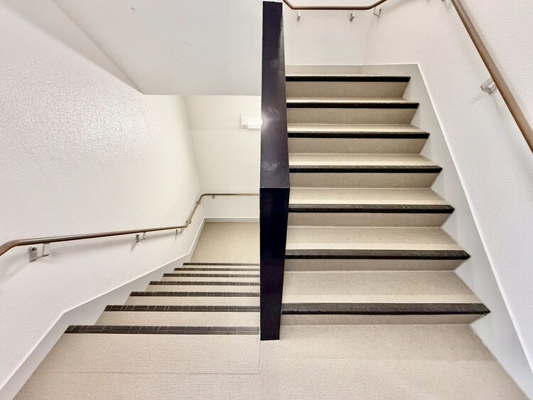 その他 共用部の階段です。明るく清潔に管理されています。
