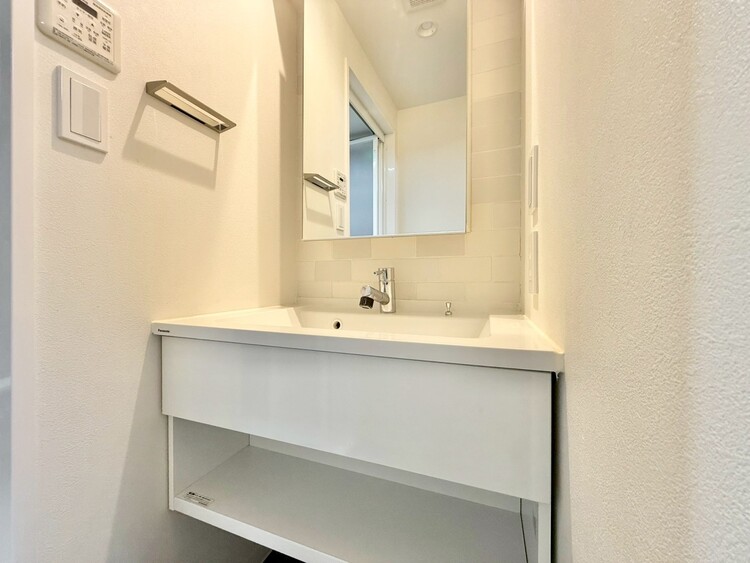 その他 清潔感を感じられる洗面化粧台。