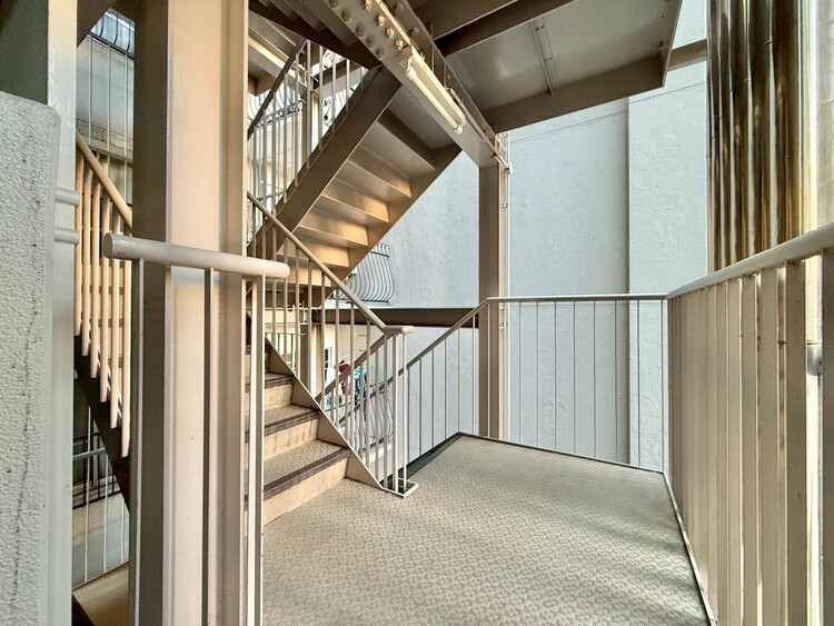 その他 共用部の階段です。明るく清潔に管理されています。