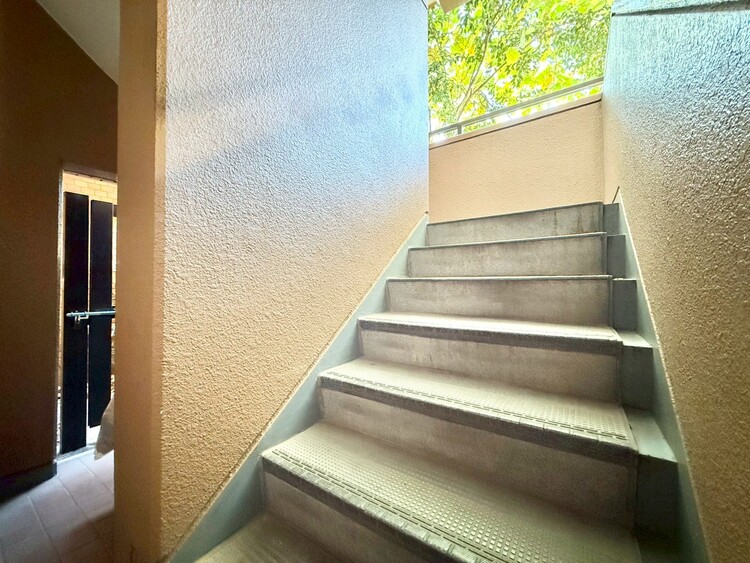 その他 共用部の階段です。明るく清潔に管理されています。