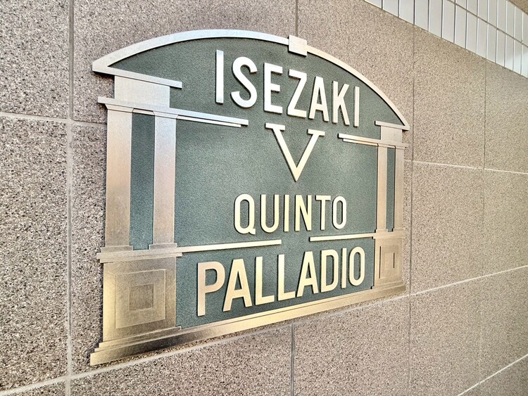 その他 スタイリッシュなエンブレム。お洒落なマンションは入り口から。