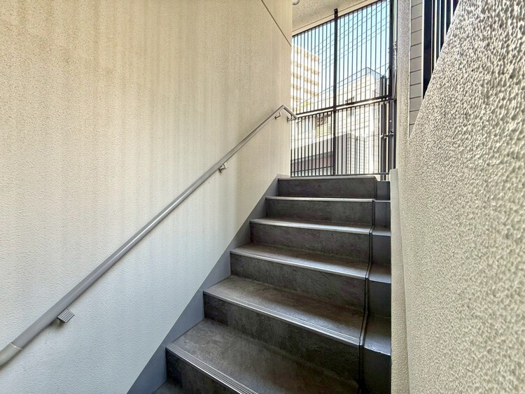 その他 共用部の階段です。明るく清潔に管理されています。