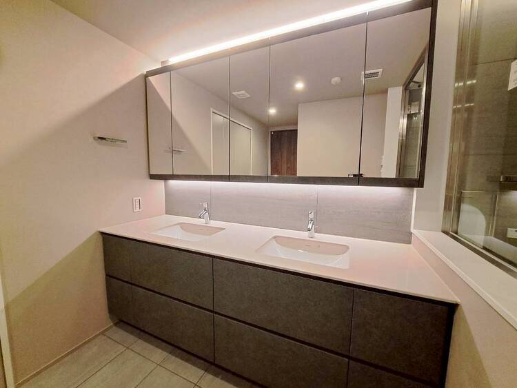 その他 清潔感を感じられる洗面化粧台。