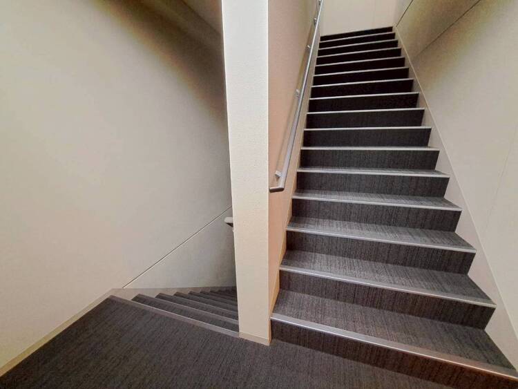 その他 共用部の階段です。明るく清潔に管理されています。