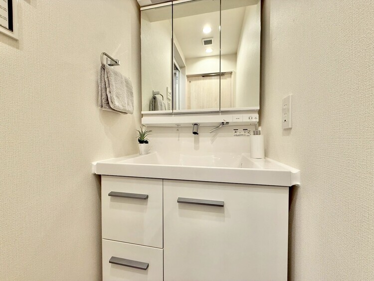 その他 清潔感を感じられる洗面化粧台。