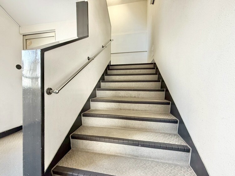 その他 共用部の階段です。明るく清潔に管理されています。