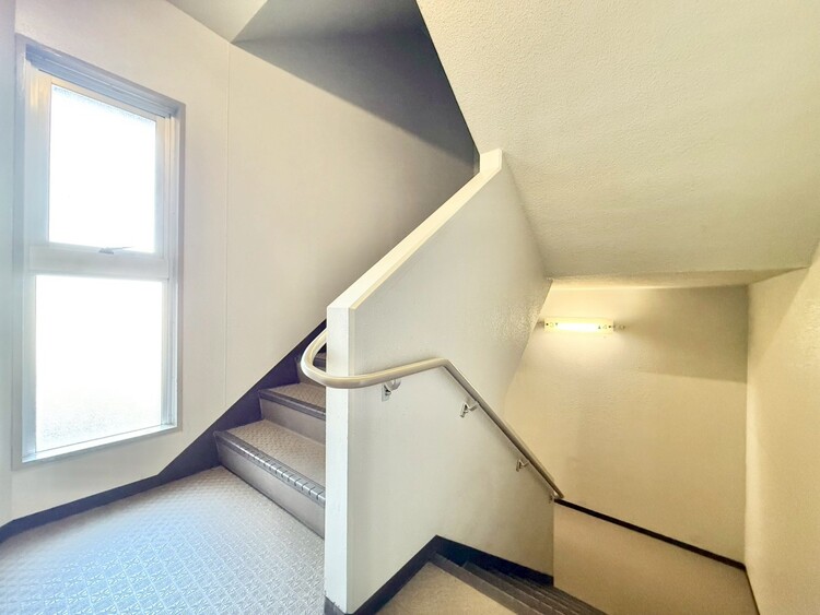 その他 共用部の階段です。明るく清潔に管理されています。