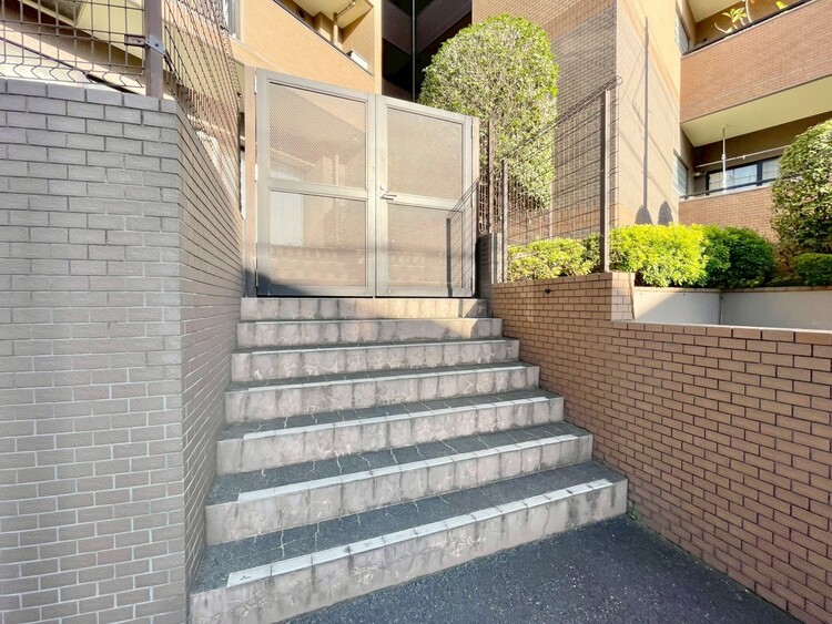 その他 共用部の階段です。明るく清潔に管理されています。