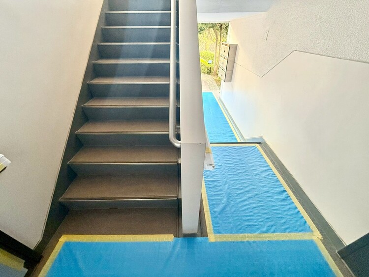 その他 共用部の階段です。明るく清潔に管理されています。
