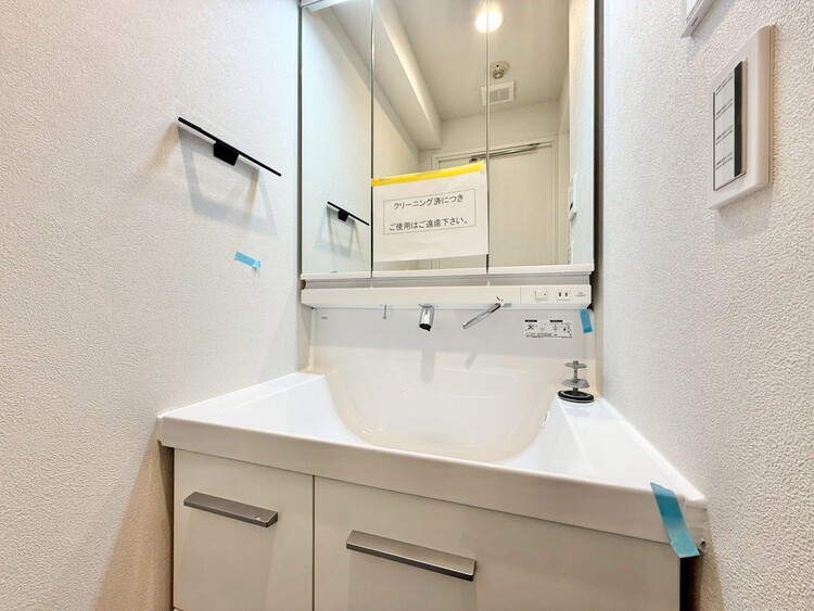 その他 清潔感を感じられる洗面化粧台。