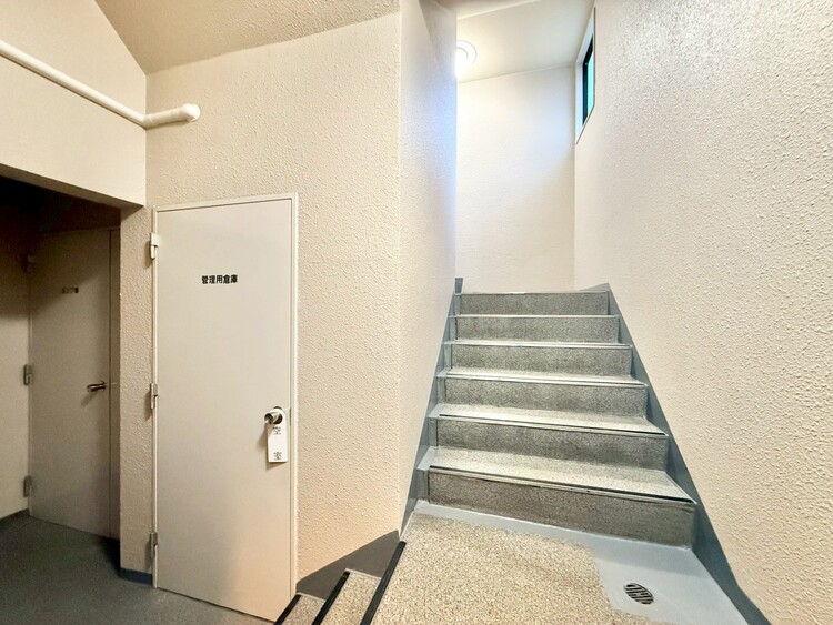 その他 共用部の階段です。明るく清潔に管理されています。