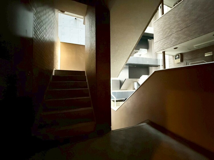 その他 共用部の階段です。明るく清潔に管理されています。