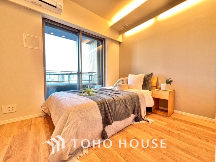 内装 風の通り道。舞い込んでくる風が優しく躍り、室内に爽やかな空気を運んでくる。そこに季節の息吹を感じて、いまがどんな季節なのかを実感する。