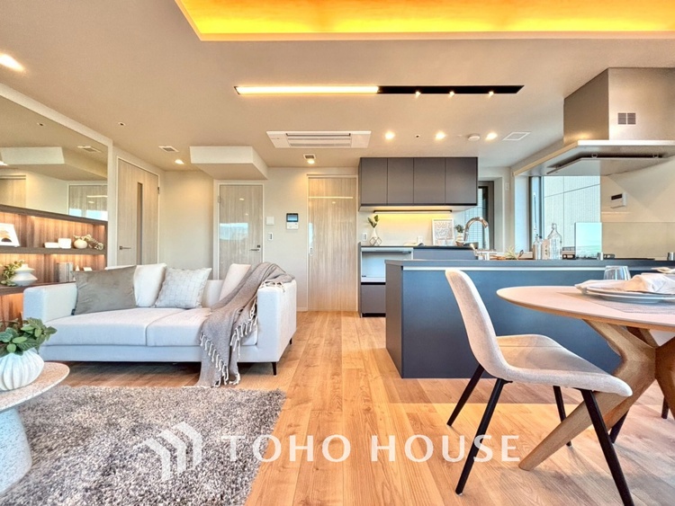 内装 叶えたかったのは落ち着きのあるナチュラルな風合い、そして開放感があるリビング。優雅な気分に浸れる幸せな時間を家族が自然と集まりたくなるこの空間で。