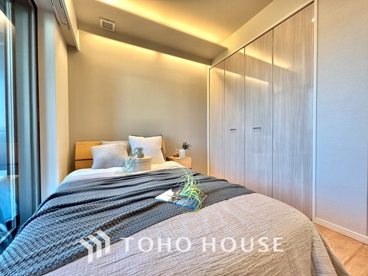 内装 ◆サンサンと◆差し込む太陽の光がこのリビングに笑いをもたらす。ソファの上のクッションがポカポカした暖気にぬくぬくと微睡んでいる。