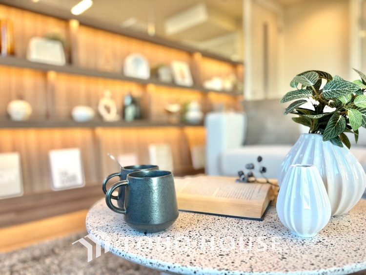 内装 使いやすく、明るい洋室に仕上がります。子供部屋や趣味のお部屋にご利用できます。ご自身で家具などを配置し、素敵な空間を創り上げられます。