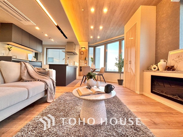 内装 ここはみんなが集い、食事と楽しい会話が始まる場所。話に夢中になりすぎて、ついつい時を忘れ、夜半過ぎになってしまう。そんな束の間の幸せを感じさせてくれます。